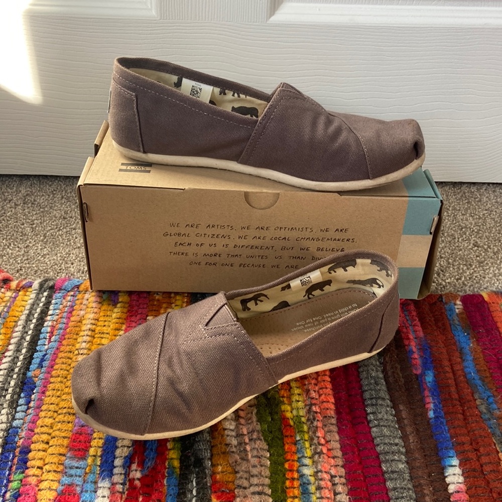 Brown/tan Toms